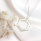 Collier hexagonal personnalisé en argent sterling avec nom de famille