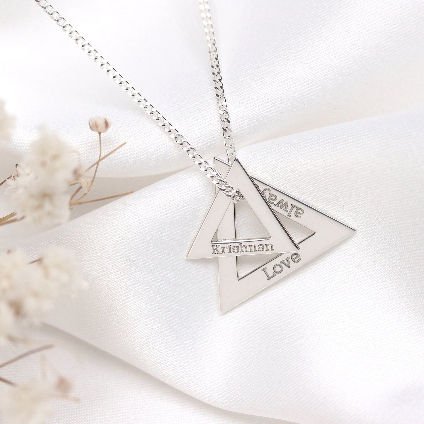 Collier triangulaire personnalisé en argent sterling avec nom de famille