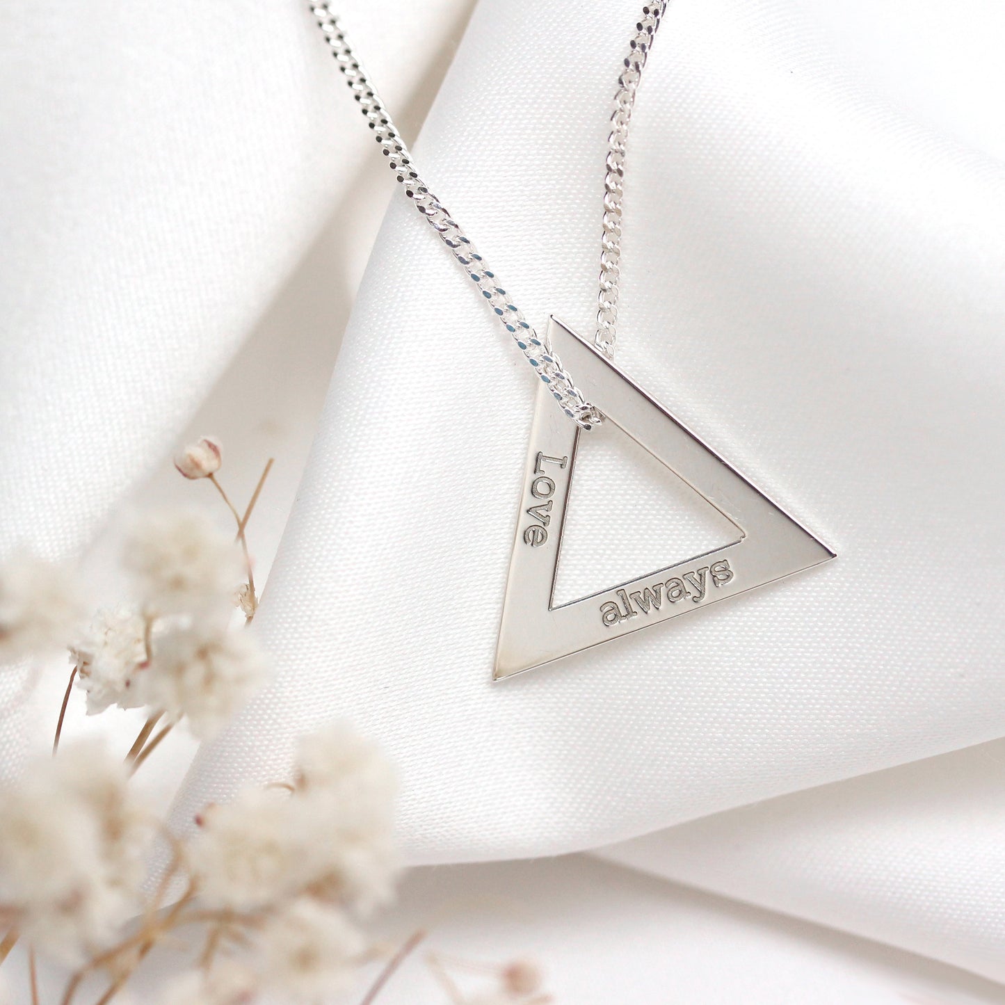 Collier triangulaire personnalisé en argent sterling avec nom de famille