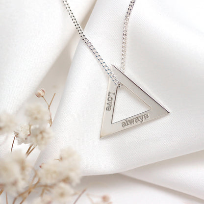 Collier triangulaire personnalisé en argent sterling avec nom de famille