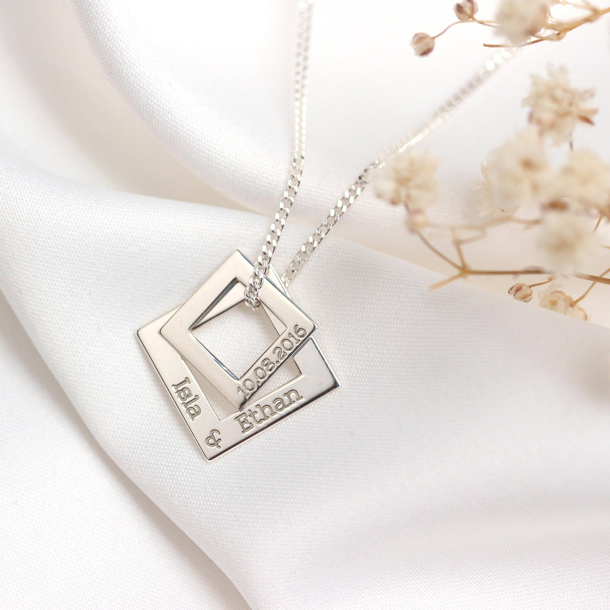 Collier carré personnalisé en argent sterling avec nom de famille