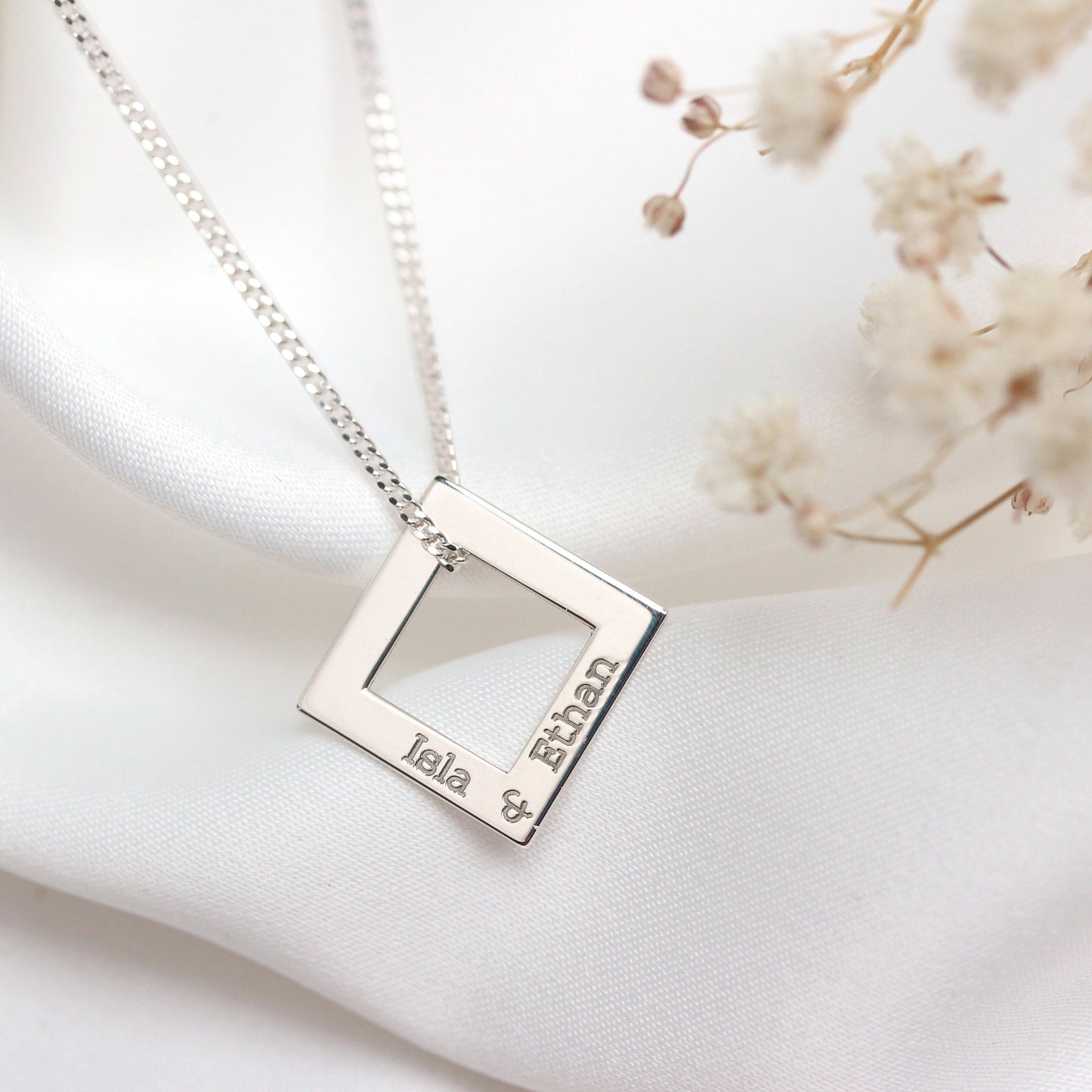 Collier carré personnalisé en argent sterling avec nom de famille