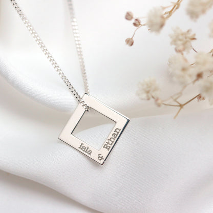 Collier carré personnalisé en argent sterling avec nom de famille