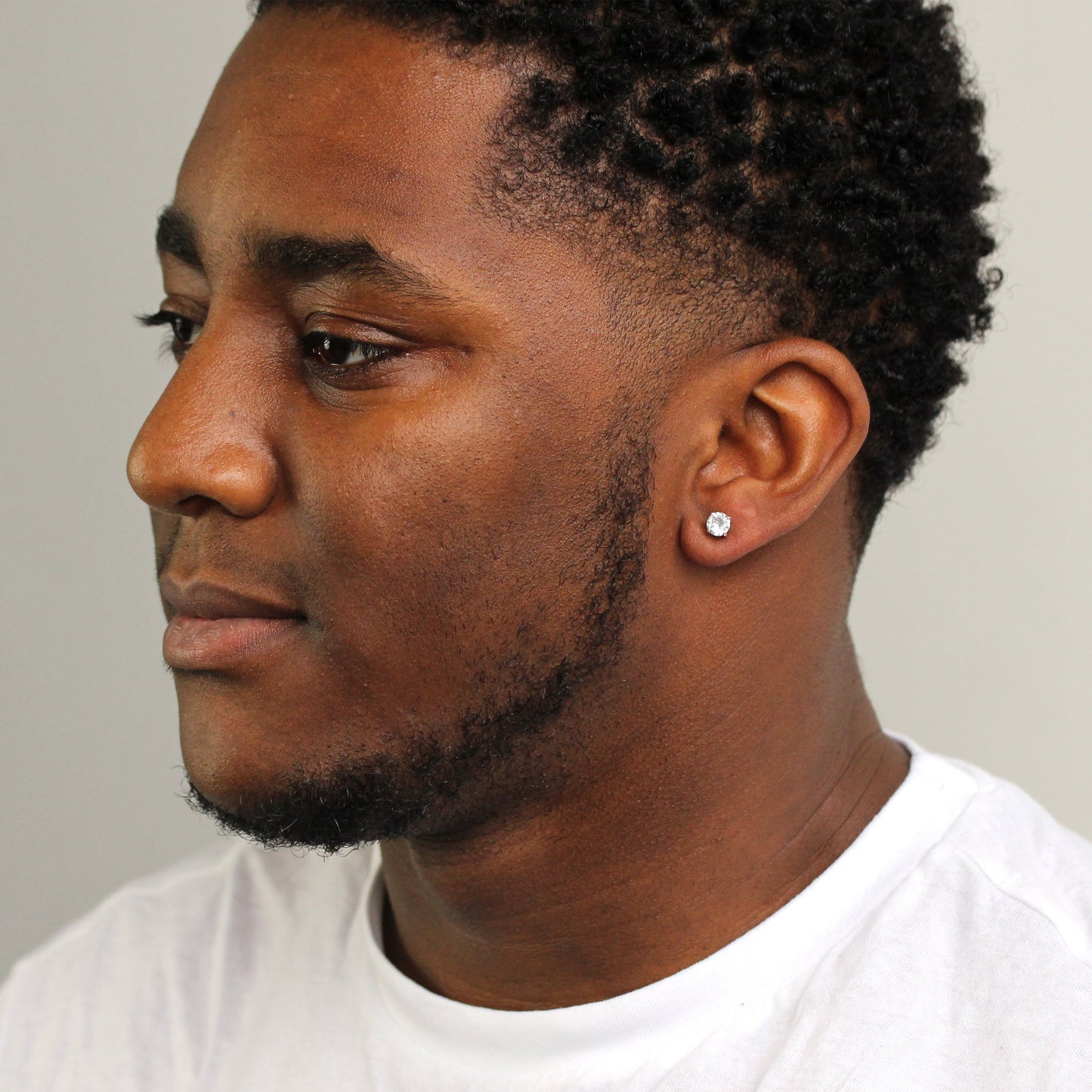 Boucle d'oreille simple pour homme en or blanc 9 carats avec zircones cubiques transparents de 5 mm