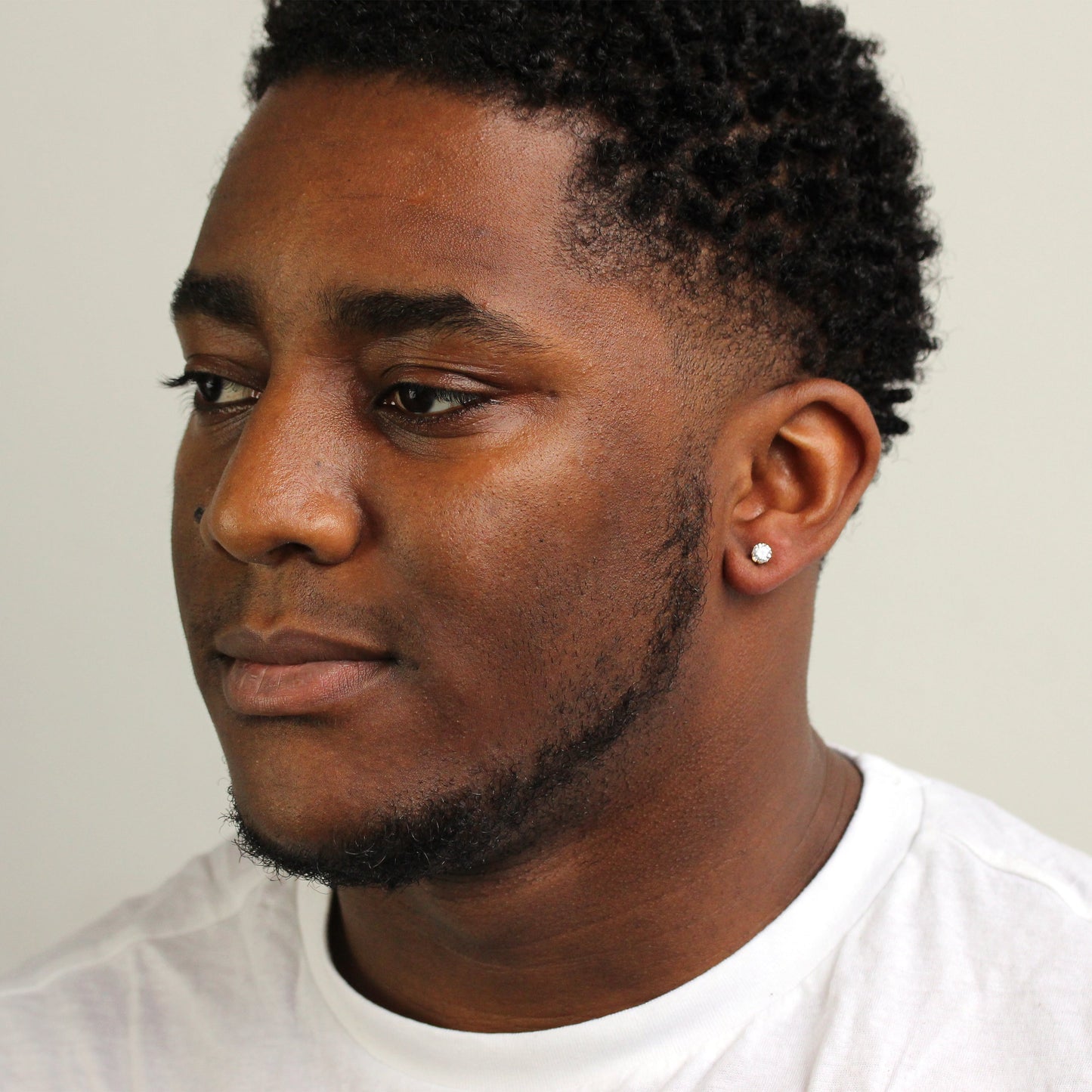 Boucle d'oreille simple ronde en or jaune 9 carats avec zircone cubique transparent de 5 mm pour homme