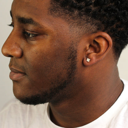 Boucle d'oreille simple à tige carrée pour homme en or jaune 9 carats avec zircones cubiques transparents de 5 mm