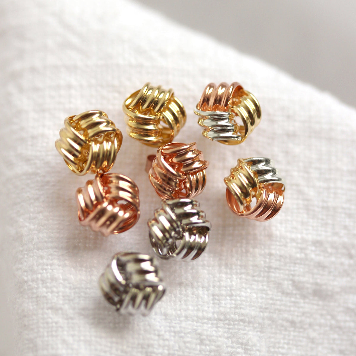 Boucles d'oreilles à tige en or jaune 9 carats avec nœud de 8 mm