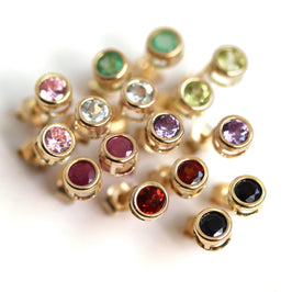 Boucles d'oreilles à tige en or jaune 9 carats avec pierres précieuses et cristaux de 4 mm