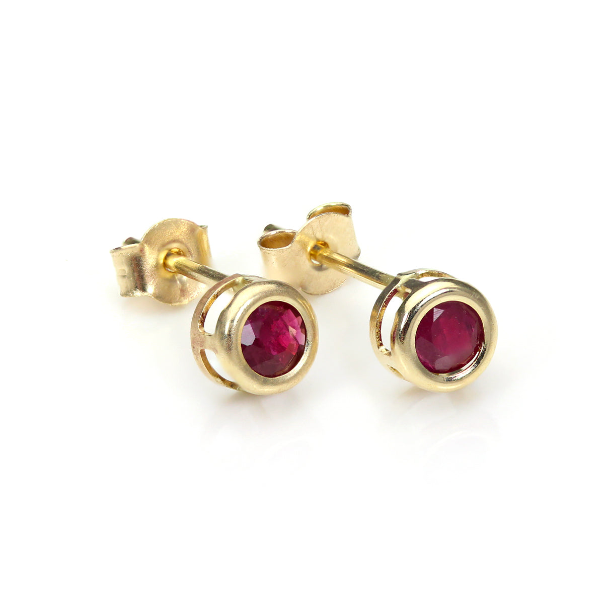 Boucles d'oreilles à tige en or jaune 9 carats avec pierres précieuses et cristaux de 4 mm