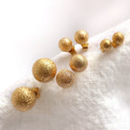 Boucles d'oreilles à tige en or jaune 9 carats avec boule givrée