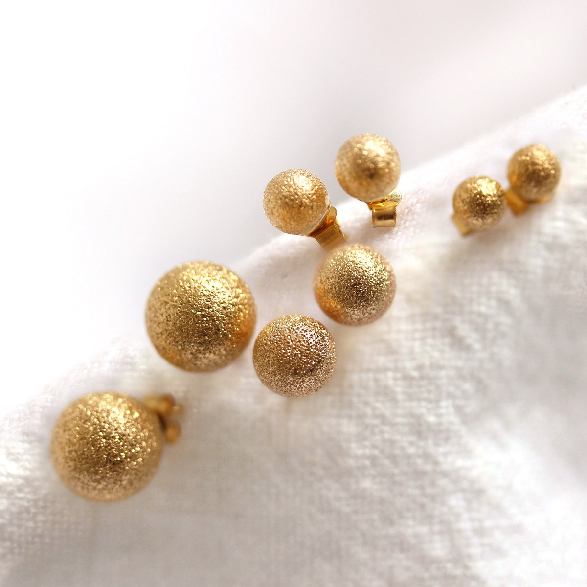 Boucles d'oreilles à tige en or jaune 9 carats avec boule givrée