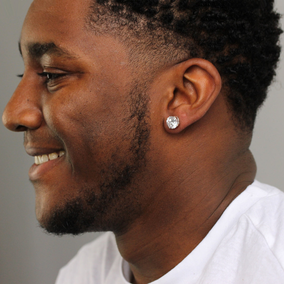 Clou d'oreille simple en argent sterling avec zircone cubique rond pour homme (4 à 10 mm)