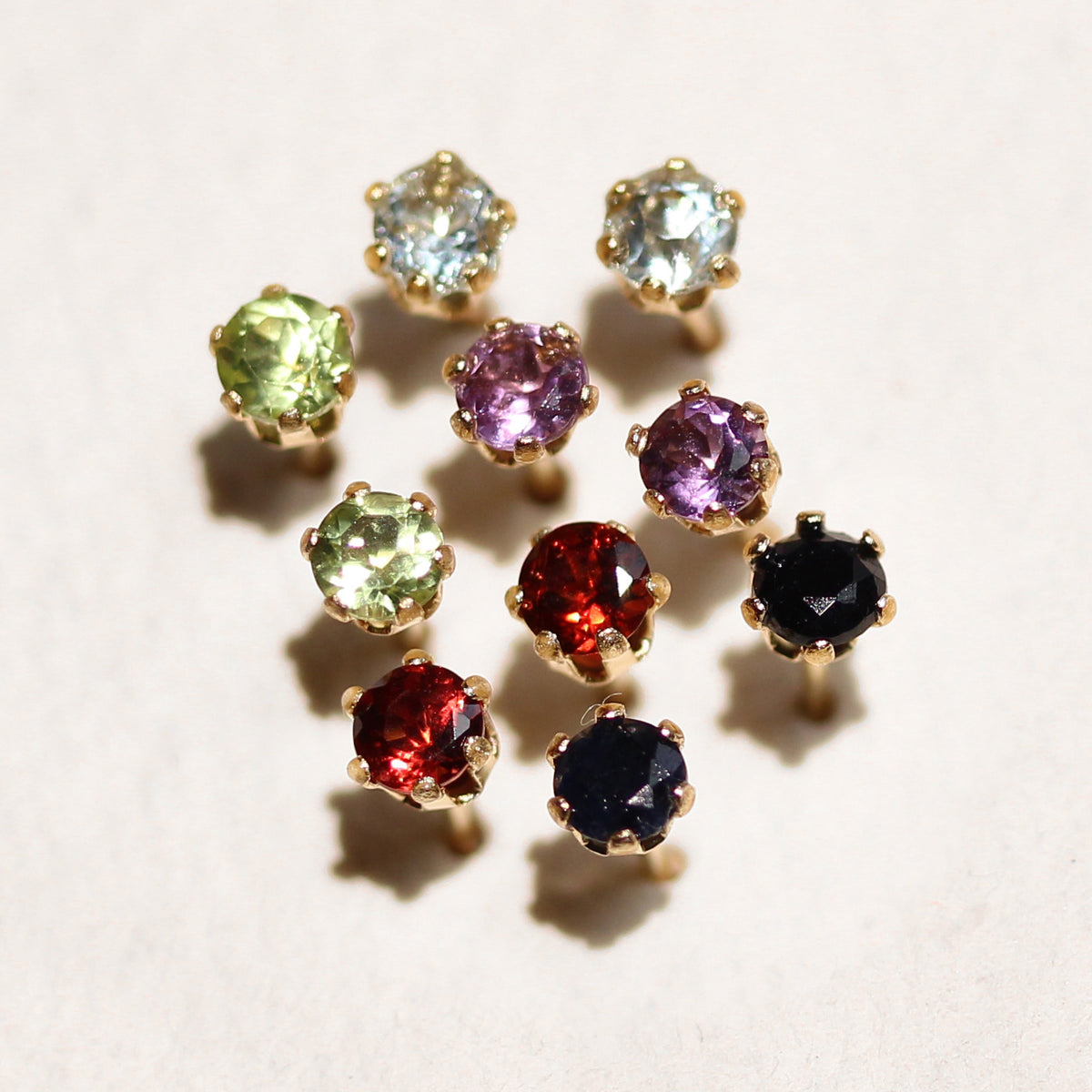 Boucles d'oreilles à tige en or 9 carats et pierres précieuses rondes de 3 mm