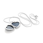 Médaillon en argent sterling avec cœurs mats sur chaîne
