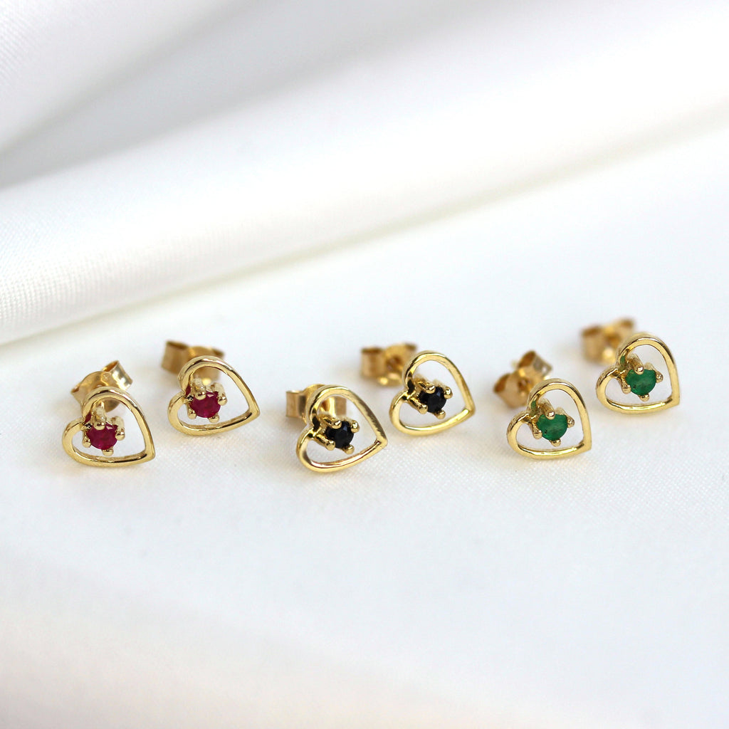 Boucles d'oreilles à tige en or 9 carats et pierres précieuses de 2 mm, cœur ouvert – Émeraude, saphir, rubis