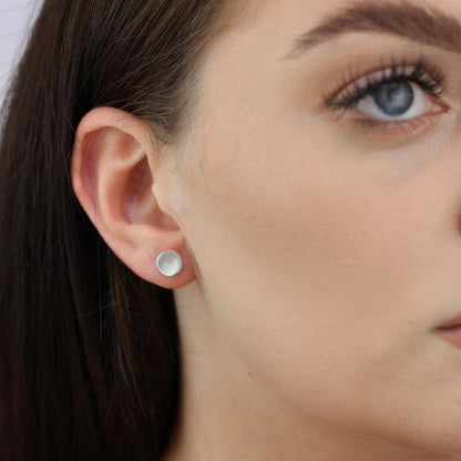 Boucles d'oreilles à tige en argent sterling brossé de 8 mm