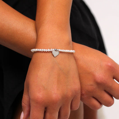 Bracelet réglable en argent sterling et perles d'eau douce blanches avec breloque cœur