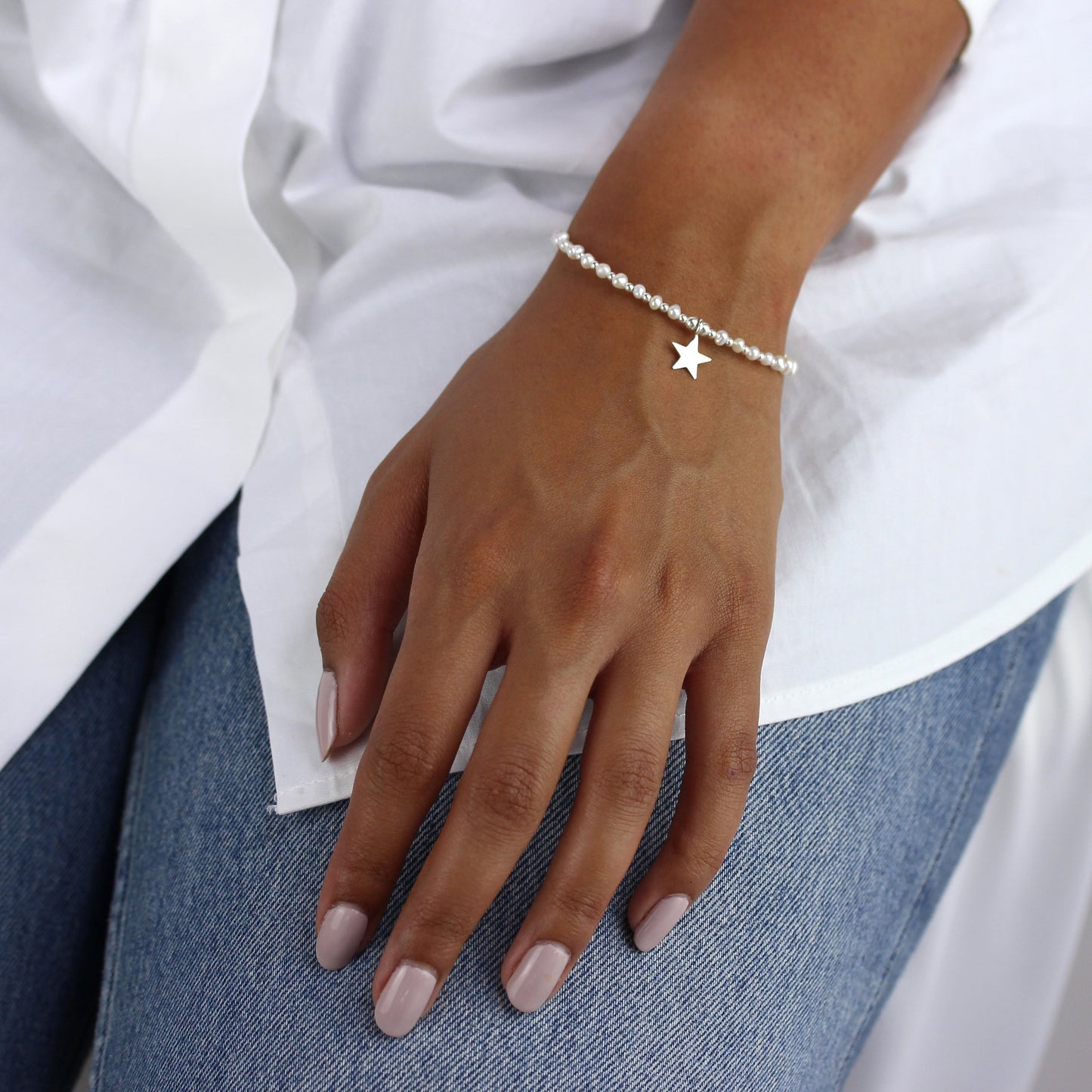 Bracelet en argent sterling et perles d'eau douce blanches avec breloque étoile