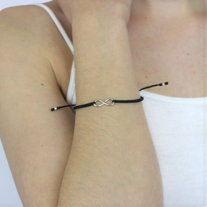 Bracelet en macramé avec cordon noir et boucle infinie en argent sterling