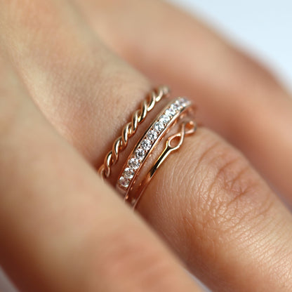 Ensemble de bagues empilables en argent sterling plaqué or rose avec zircones cubiques torsadés Infinity