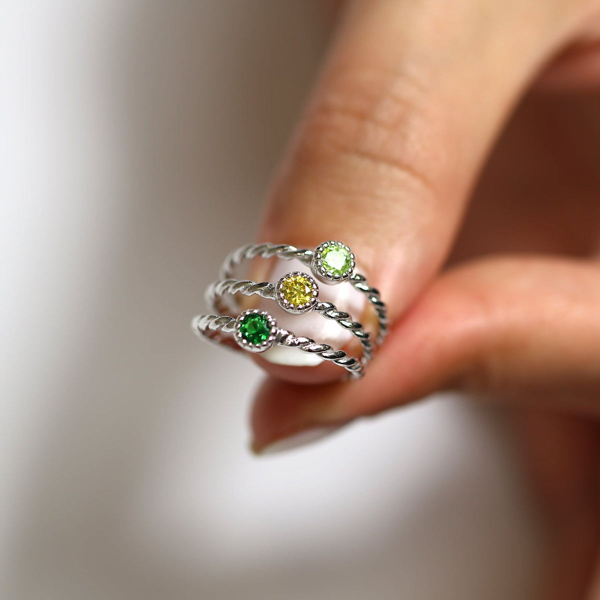 Ensemble de bagues empilables en argent sterling avec zircones cubiques verts torsadés