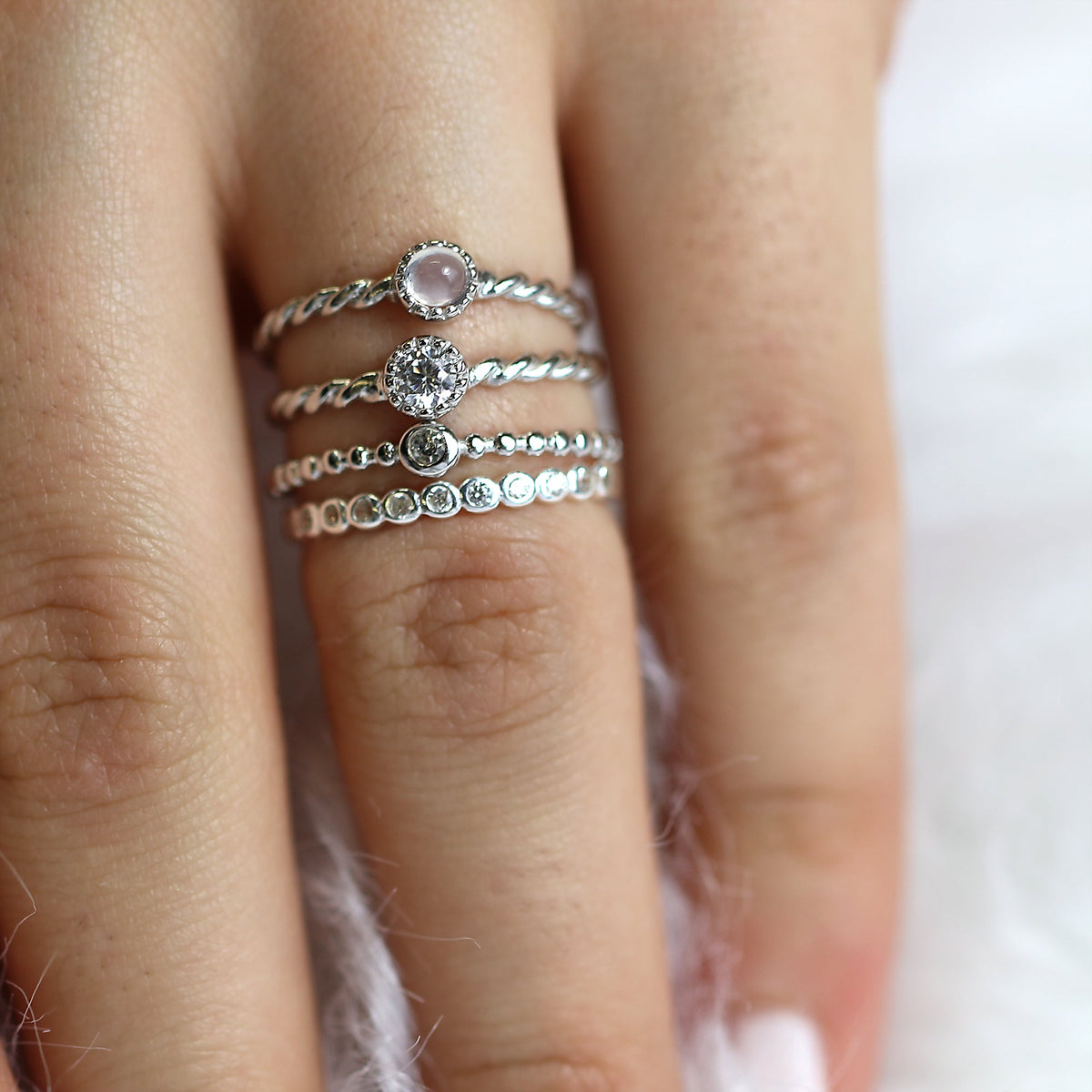 Ensemble de bagues empilables en argent sterling, torsadées et perlées en oxyde de zirconium transparent