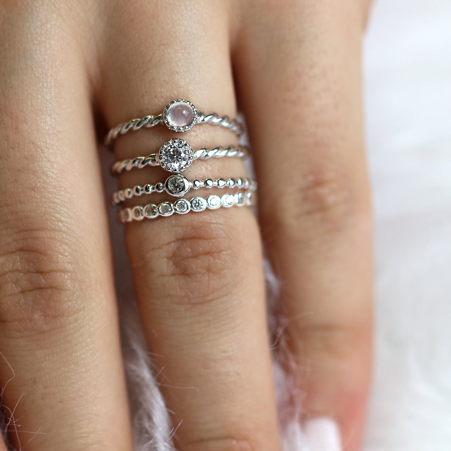 Ensemble de bagues empilables en argent sterling, torsadées et perlées en oxyde de zirconium transparent
