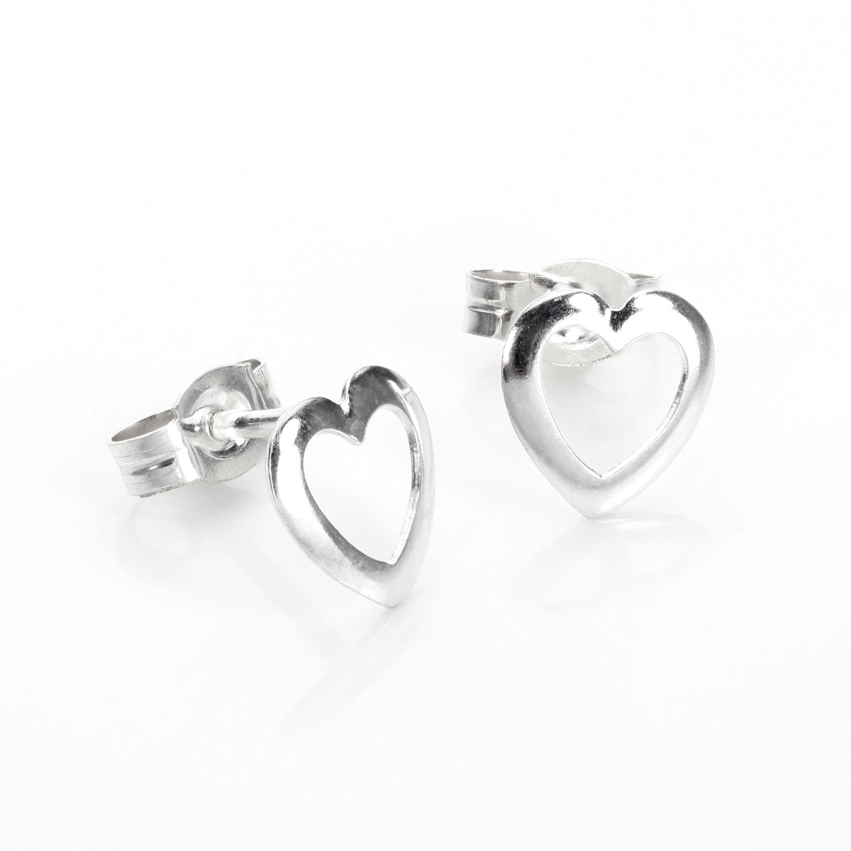 Boucles d'oreilles à tige en argent sterling en forme de cœur ouvert et arrondi