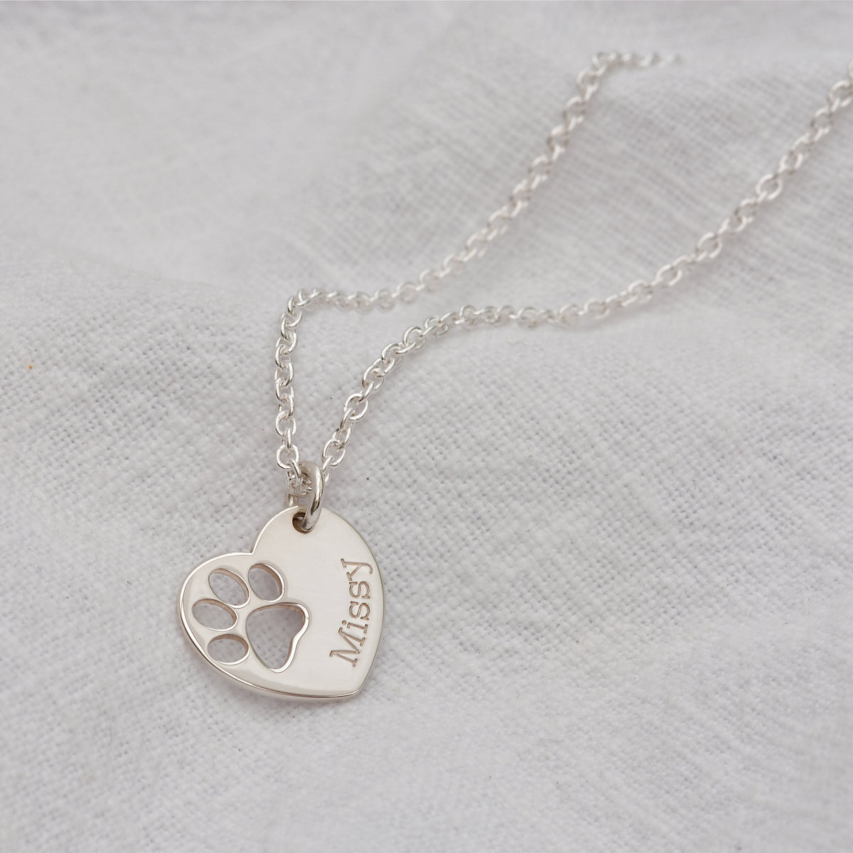 Collier personnalisé en argent sterling avec nom de patte et cœur