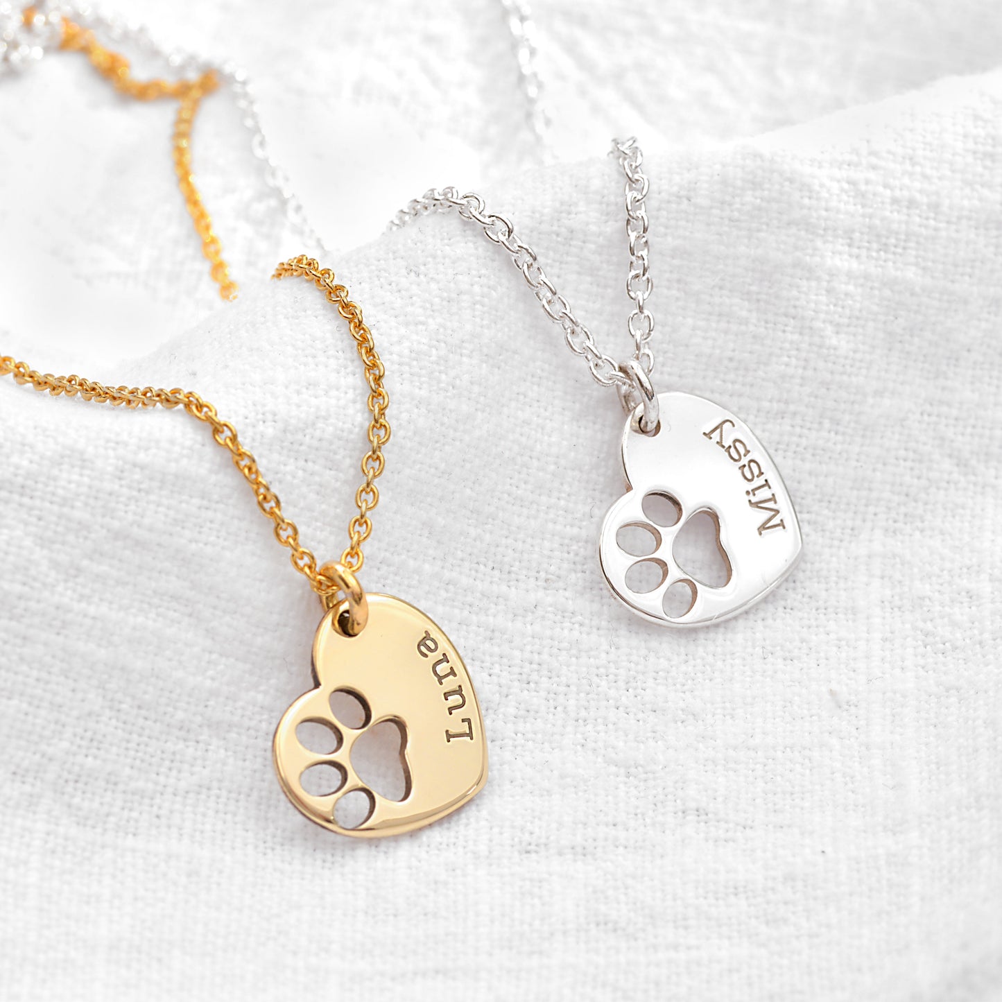 Collier personnalisé en argent sterling avec nom de patte et cœur