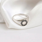 Chevalière personnalisée en argent sterling avec cercle coordonné