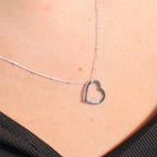 Collier personnalisé en argent sterling avec nom et cœur ouvert