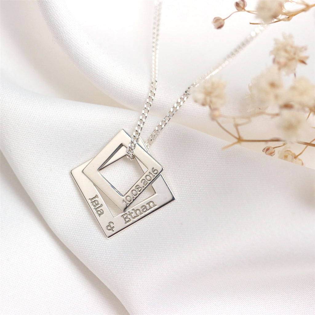 Collier carré personnalisé en argent sterling avec nom de famille