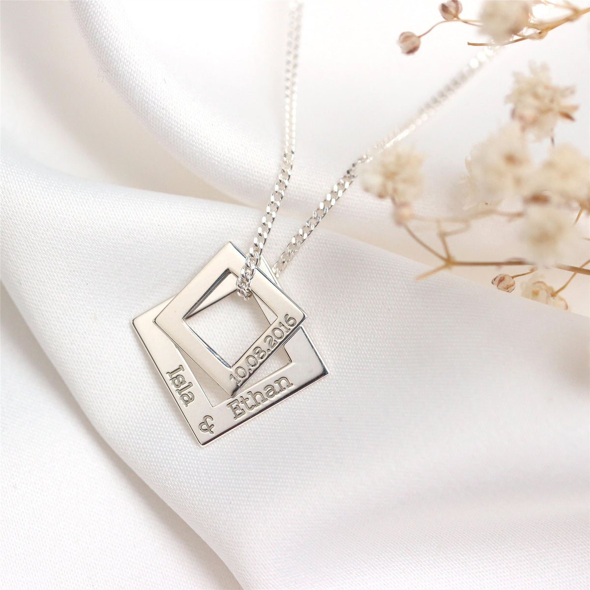 Collier carré personnalisé en argent sterling avec nom de famille