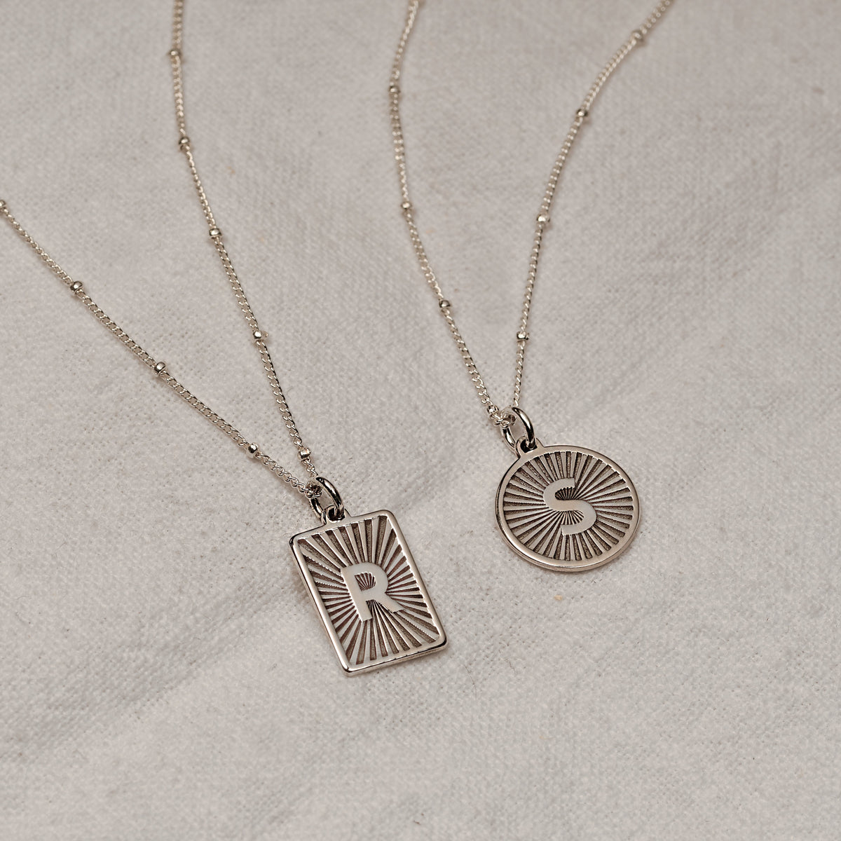 Collier personnalisé en argent sterling avec initiale motif soleil