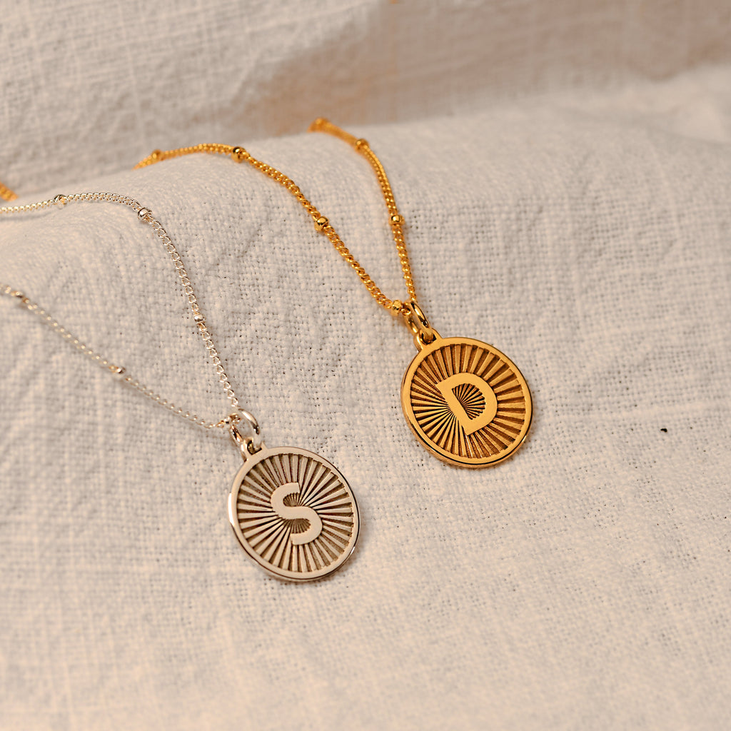 Collier personnalisé en argent sterling avec initiale motif soleil
