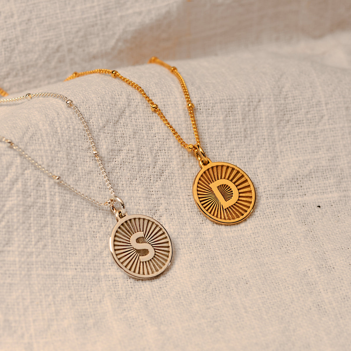 Collier personnalisé en argent sterling avec initiale motif soleil