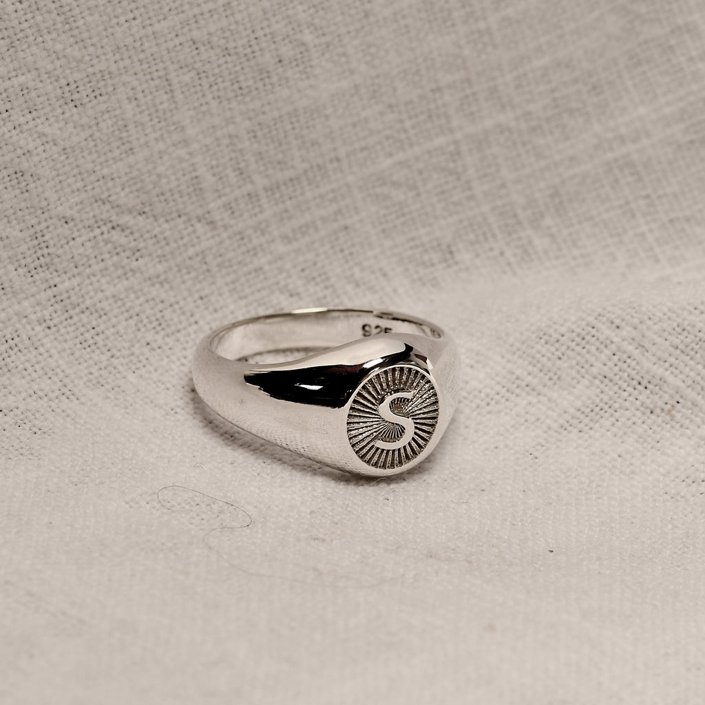 Chevalière ronde personnalisée en argent sterling avec initiale motif soleil, taille 49 à 70