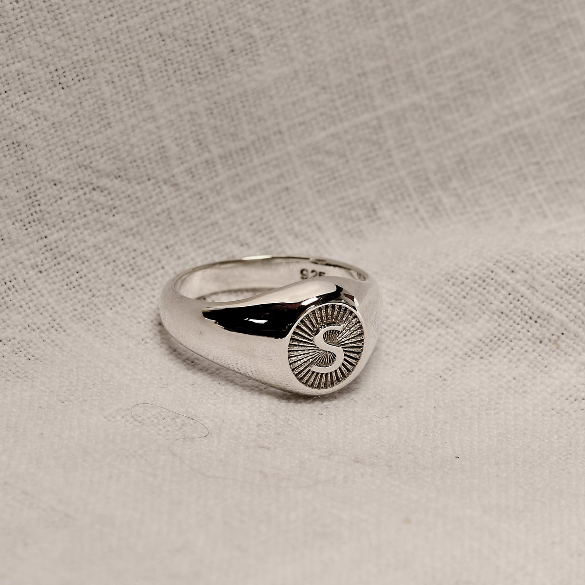 Chevalière ronde personnalisée en argent sterling avec initiale motif soleil, taille 49 à 70