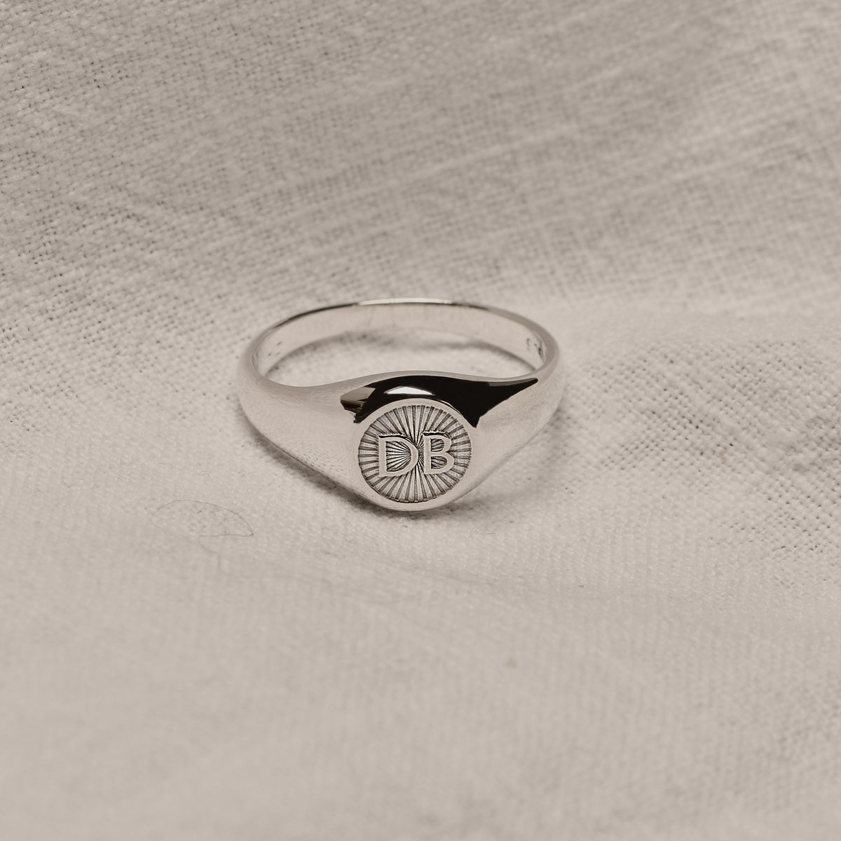 Chevalière ronde personnalisée en argent sterling avec initiale motif soleil, taille 49 à 70