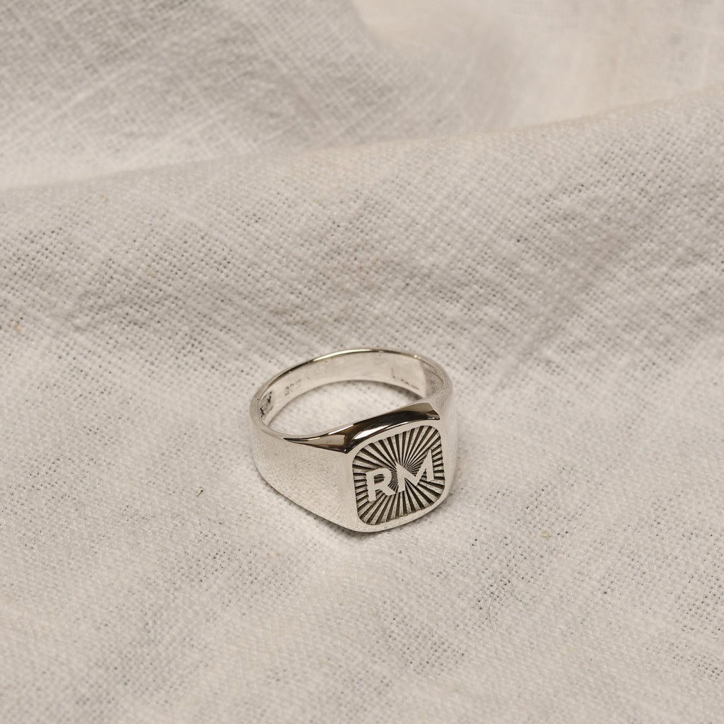 Chevalière carrée personnalisée en argent sterling avec initiale motif soleil, taille 53 à 70