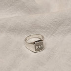 Chevalière carrée personnalisée en argent sterling avec initiale motif soleil, taille 53 à 70
