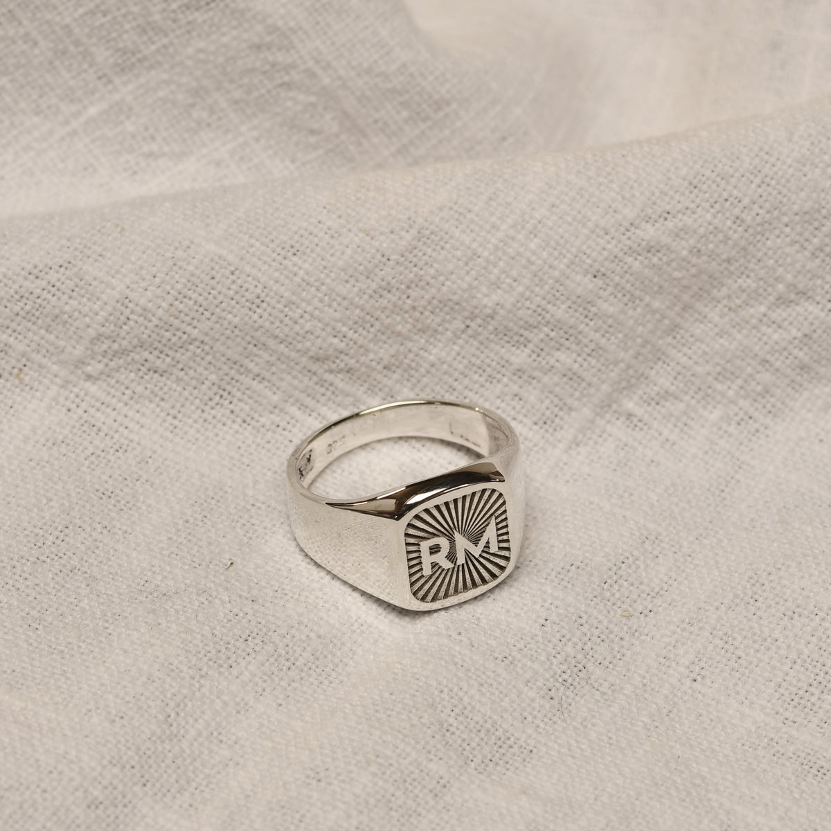 Chevalière carrée personnalisée en argent sterling avec initiale motif soleil, taille 53 à 70