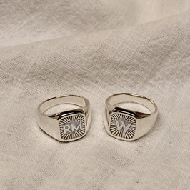 Chevalière carrée personnalisée en argent sterling avec initiale motif soleil, taille 53 à 70